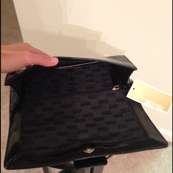 ⚡️Sale⚡️Michael Kors Patent Leather Clutch - Picture 3 of 4