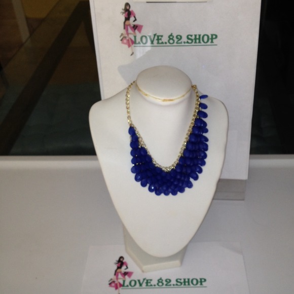 Blue necklace statement !