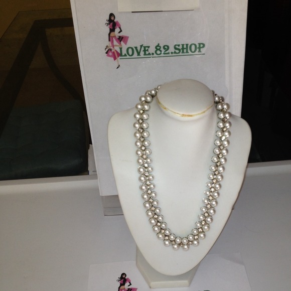 Beautiful pearl necklace statement
