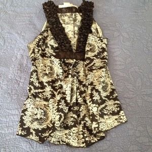 Black and cream paisley top!