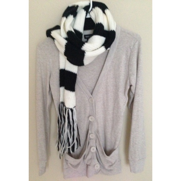 Tan button-up V-neck cardigan with pockets! ❤️