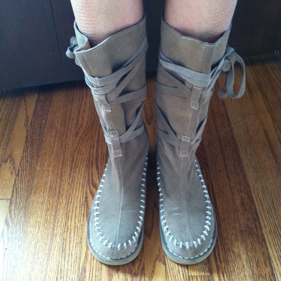 Comfy and casual boots in beige suede