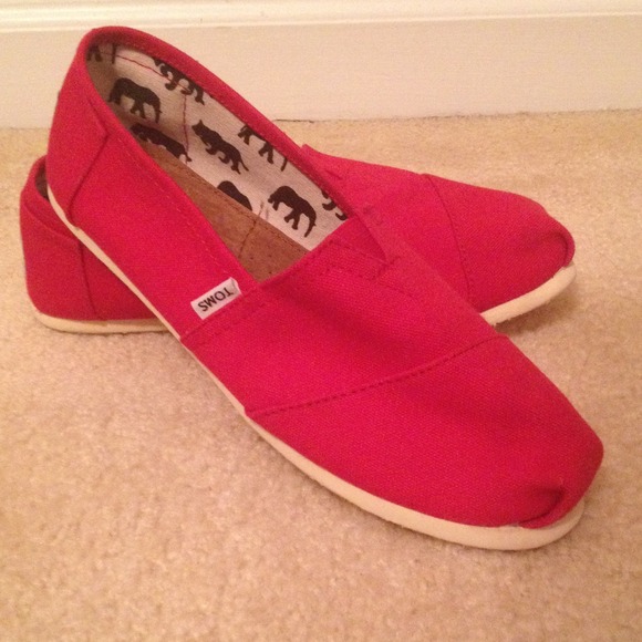 ⭐️REDUCED⭐️ Red TOMS ♥️