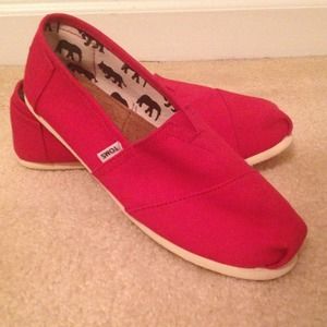 ⭐️REDUCED⭐️ Red TOMS ♥️