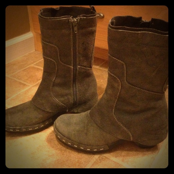 ⚡️reserved⚡️Bundled 2 pair of boots and 2 shoes