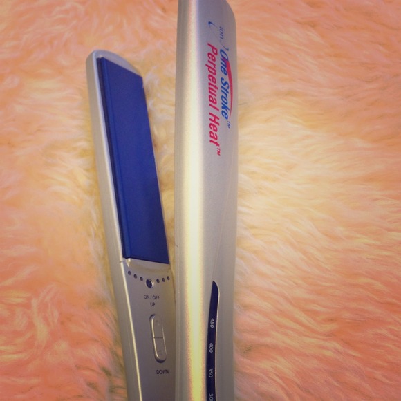 🚫SOLD🚫🎀Ion flat iron from Sallys🎀