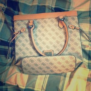 CLASSIC GUESS TOTE 😍😍