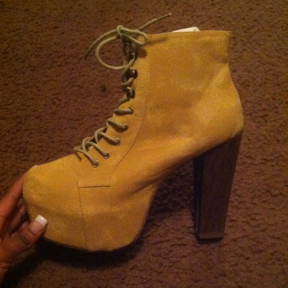 💎REDUCED💎 1 pair of tan magi 5" heels