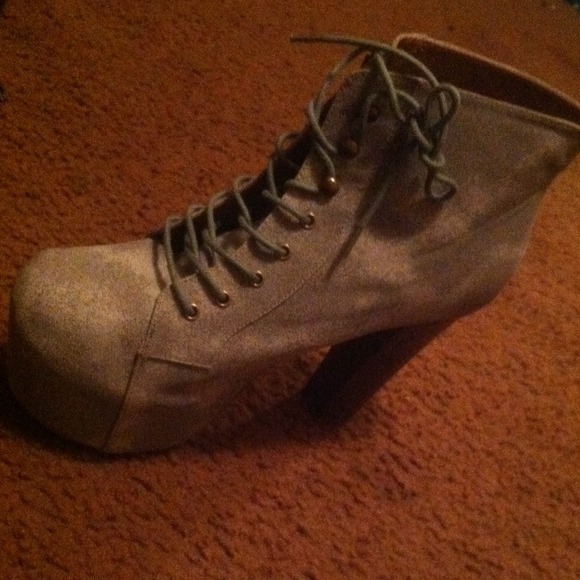 💎REDUCED💎 1 pair of 5" Grey Magi Heels.