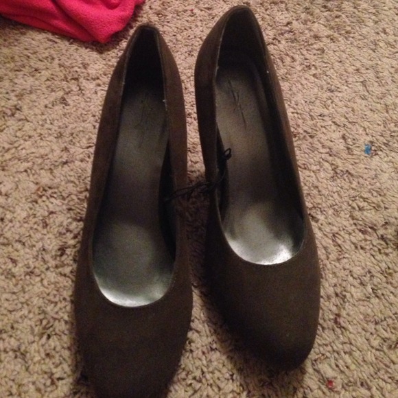 NWT forever 21 army green heels
