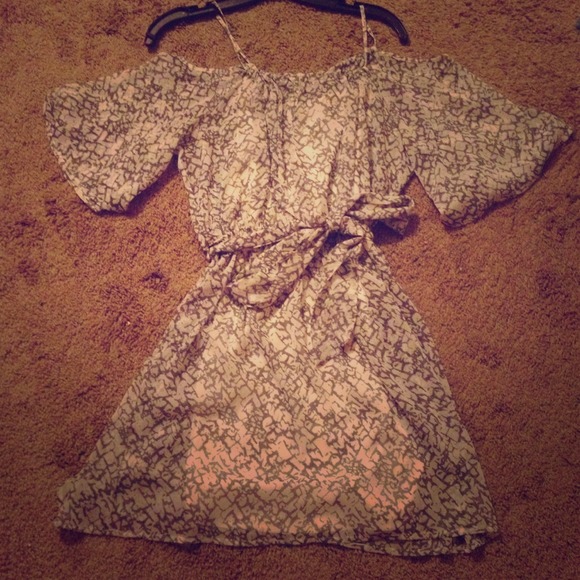 Forever 21 Grey & white patterned short dress