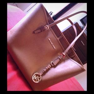 Beautiful Michael kors purse 👝 .Brown.
