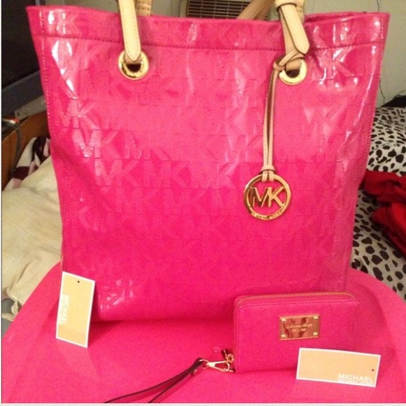 MICHAEL Michael Kors Handbags - ❌❌SOLD❌❌Authentic Michael Kors Tote & wallet