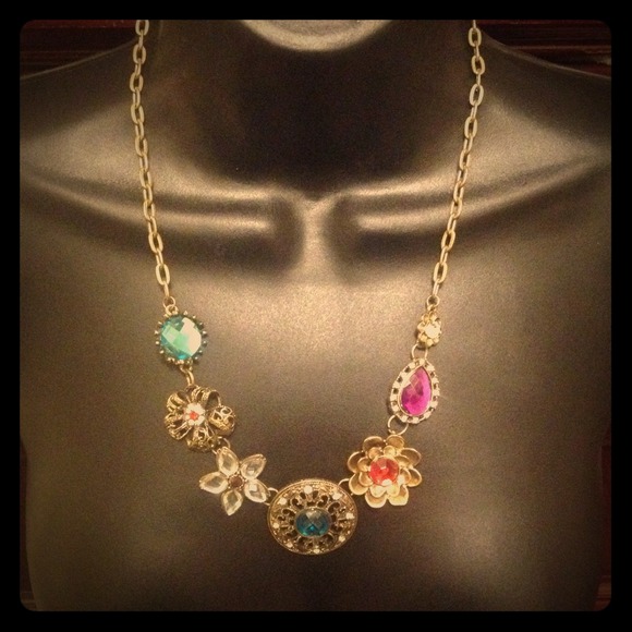 ❌Bundled❌Beautiful jeweled necklace!