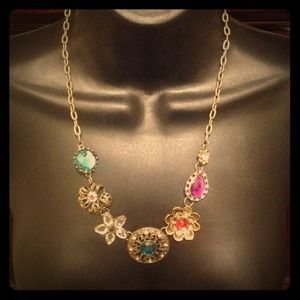 ❌Bundled❌Beautiful jeweled necklace!