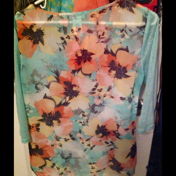 Adorable top - Picture 2 of 2