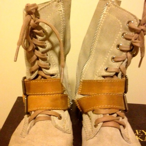✂❌PRICE CUT❌✂ Trendy combat boots - Picture 3 of 4