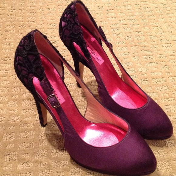 Sold!8.5 Betsy Johnson Purple w Blk Lace