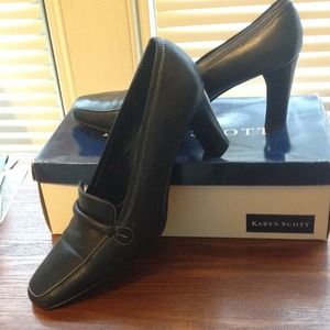Karen Scott Pumps