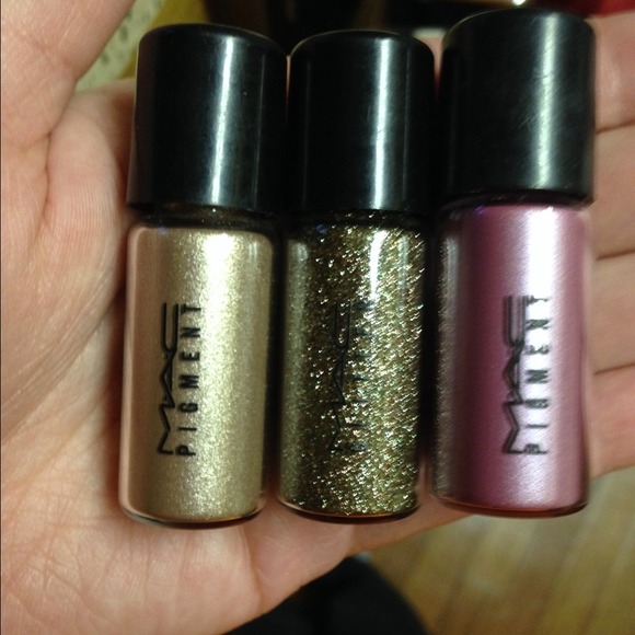 Mac eyeshadow bundle.