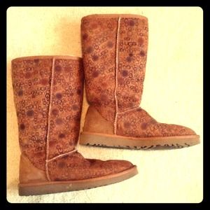Women's 7 UGG logo boot