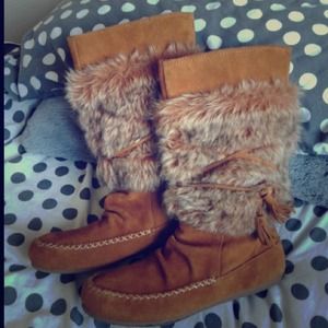 Minnetonka Moccasin Boots with Fur