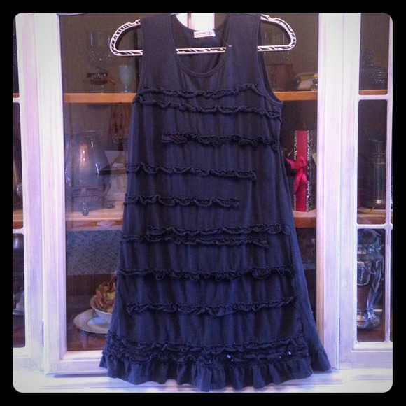 Super cute Ruffe dress w/ sequins