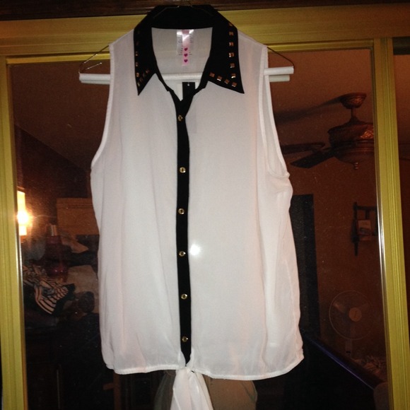 Super cute sleeveless top with studded collar - Picture 2 of 4