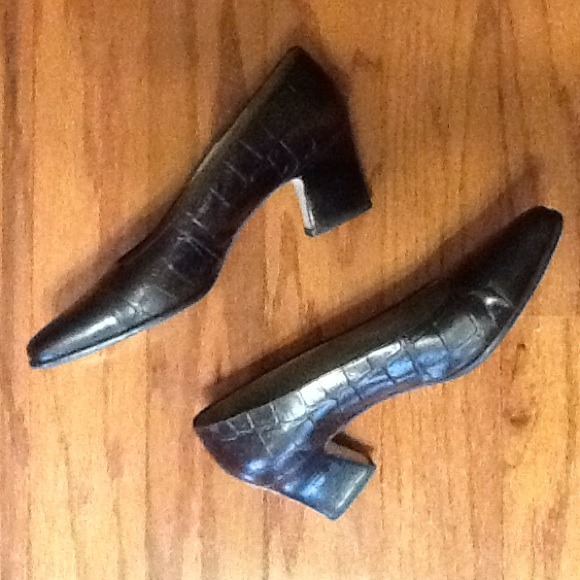 Dk Brown Leather Reptile pattern Pump, size 7 N. - Picture 2 of 3