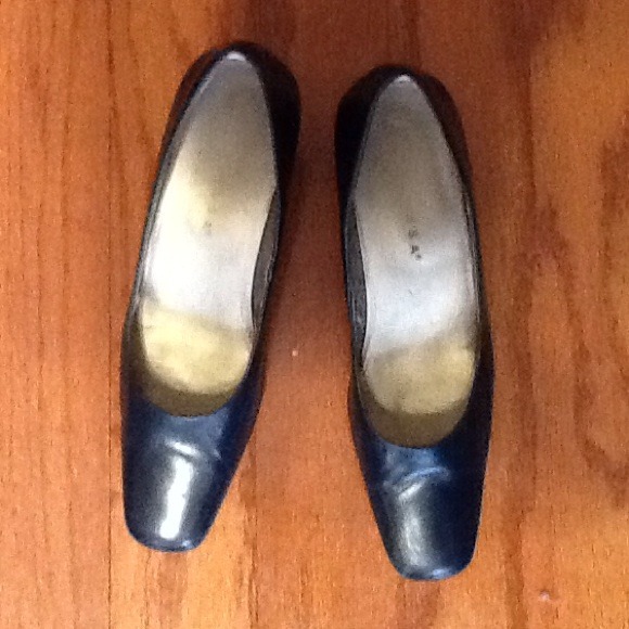 Navy leather pump, size 7 N. - Picture 1 of 3