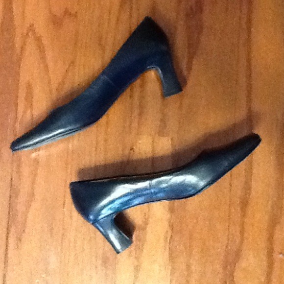 Navy leather pump, size 7 N. - Picture 2 of 3