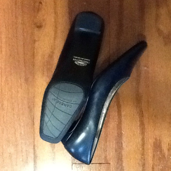 Navy leather pump, size 7 N. - Picture 3 of 3