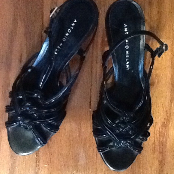 Black leather strappy sandal, 7 M. NWOT - Picture 2 of 3