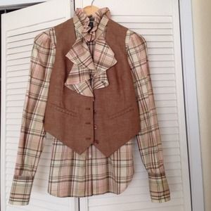 100% cotton ruffled Lauren by Ralph Lauren top.