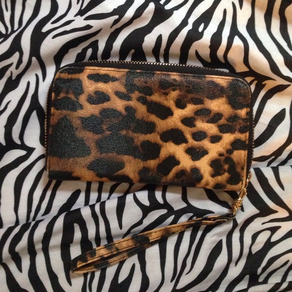 ❌SOLD❌ Cheetah iphone wristlet