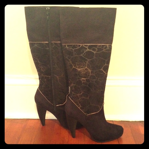 Black boots with cute detail