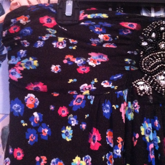 Beaded floral strapless top - Picture 3 of 3