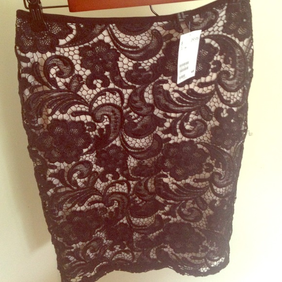 H&M black lace XS pencil skirt w/ nude underlay!