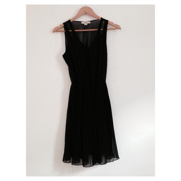 Beautiful Issi V-Neck Shear Black Dress