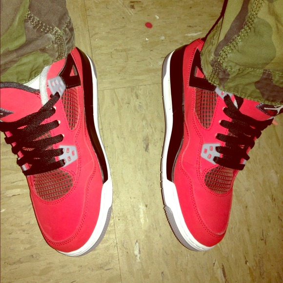 Jordan 4s toro