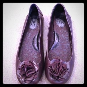Cute brown flats w/flower detail!