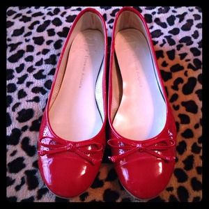 >>SOLD<<Etienne Aigner red flats