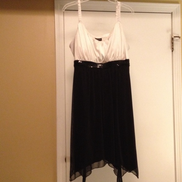 **REDUCE**Black and white cocktail dress