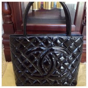 🔴BUNDLEd🔴AUTH Chanel patent medallion bag black