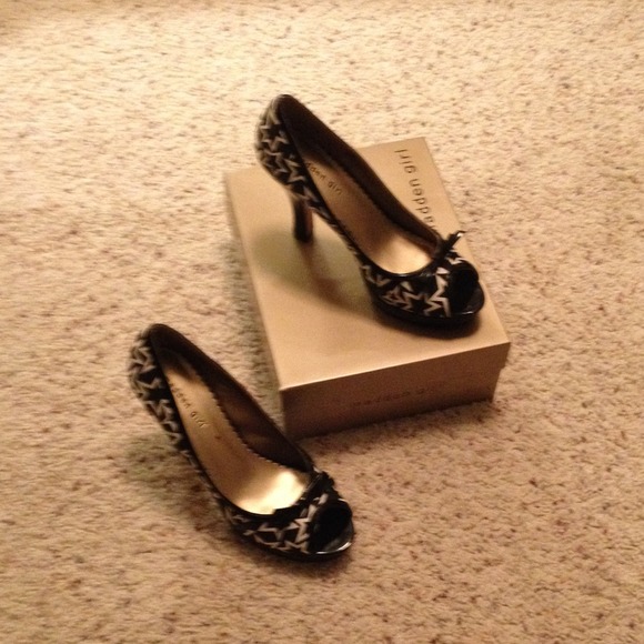 Black and white peep toe pumps madden