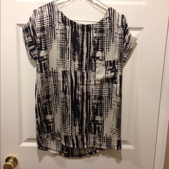 Black and White pattern top💕size M