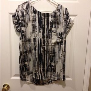 Black and White pattern top💕size M