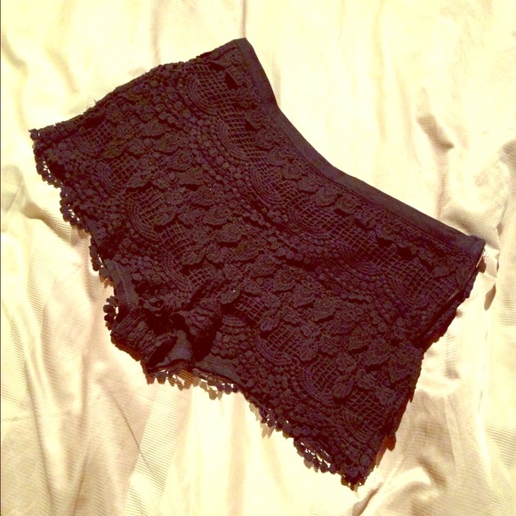 Cute "ruffly" shorts :) - Picture 1 of 2