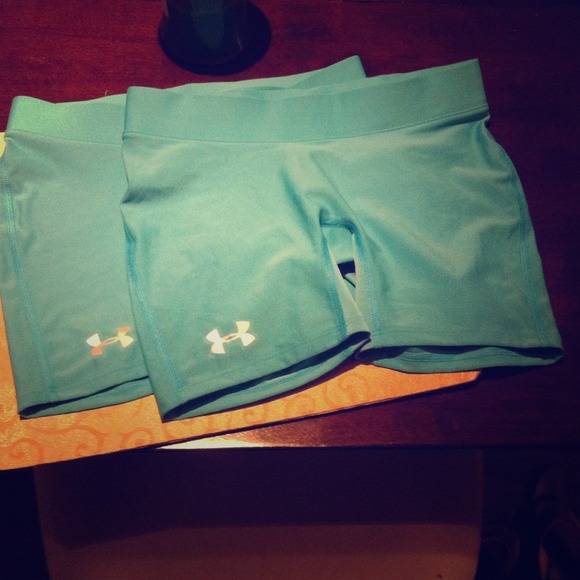 1 small underarm out heat gear compression shorts