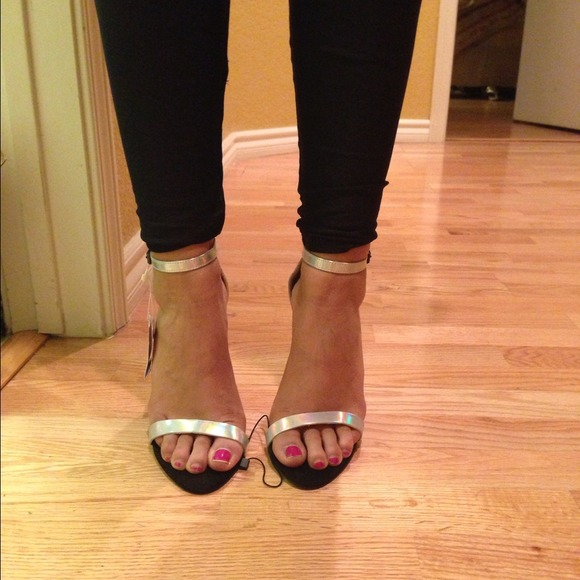 SOLD Zara iridescent sandals - Picture 3 of 3